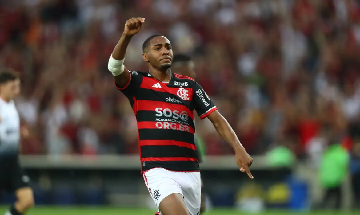 meia-atacante Lorran, de 17 anos, deu assistência e marcou na vitória do Flamengo por 2 a 0 no Corinthians, pelo Brasileiro 2024, em 11/05