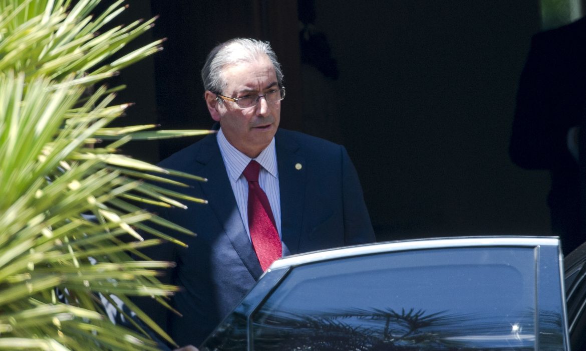 Brasília - O presidente da Câmara dos Deputados, Eduardo Cunha, sai de casa após operação de busca e apreensão em sua residência (Marcelo Camargo / Agência Brasil)