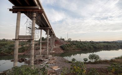 Lajeado (RS), 28/04/2025 - Nova ponte que foi reconstruída após ser levada pela cheia do rio forqueta na última enchente de abril 2024.
A ponte fica na divisa dos municípios de Lajeado e Arroio do meio.
A um ano o estado foi atingido por temporais que afetou mais de 400 municípios gaúchos, tiveram bairros inteiros alagados. A maior tragédia climática da história, deixou pelo menos 147 mortos e afetou mais de 2,1 milhões de pessoas.
Foto: Joédson Alves/Agência Brasil