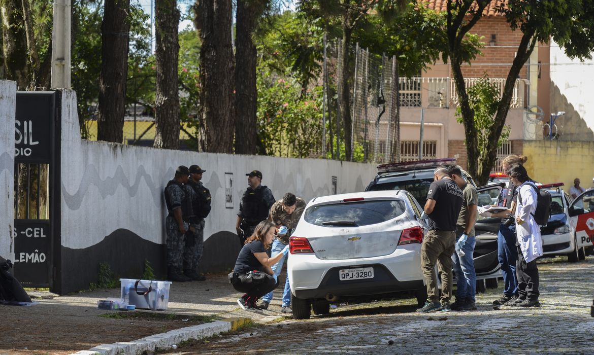Perícia feita pela Polícia Civil no carro em que chegaram dois jovens armados e encapuzados que invadiram a Escola Estadual Professor Raul Brasil e disparam contra os alunos, em Suzano, São Paulo.