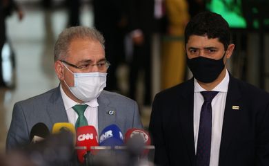 Os ministros da Saúde, Marcelo Queiroga, e da CGU, Wagner Rosário, durante entrevista à imprensa no Palácio do Planalto