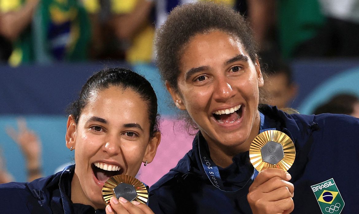 Paris 2024 Olympics - Beach Volleyball - Women's Victory Ceremony - Eiffel Tower Stadium, Paris, France - August 10, 2024. 
Gold medallists Ana Patricia Silva Ramos of Brazil and Eduarda Santos Lisboa of Brazil pose with medals. REUTERS/Esa Alexander REFILE - CORRECTING DATE FROM 