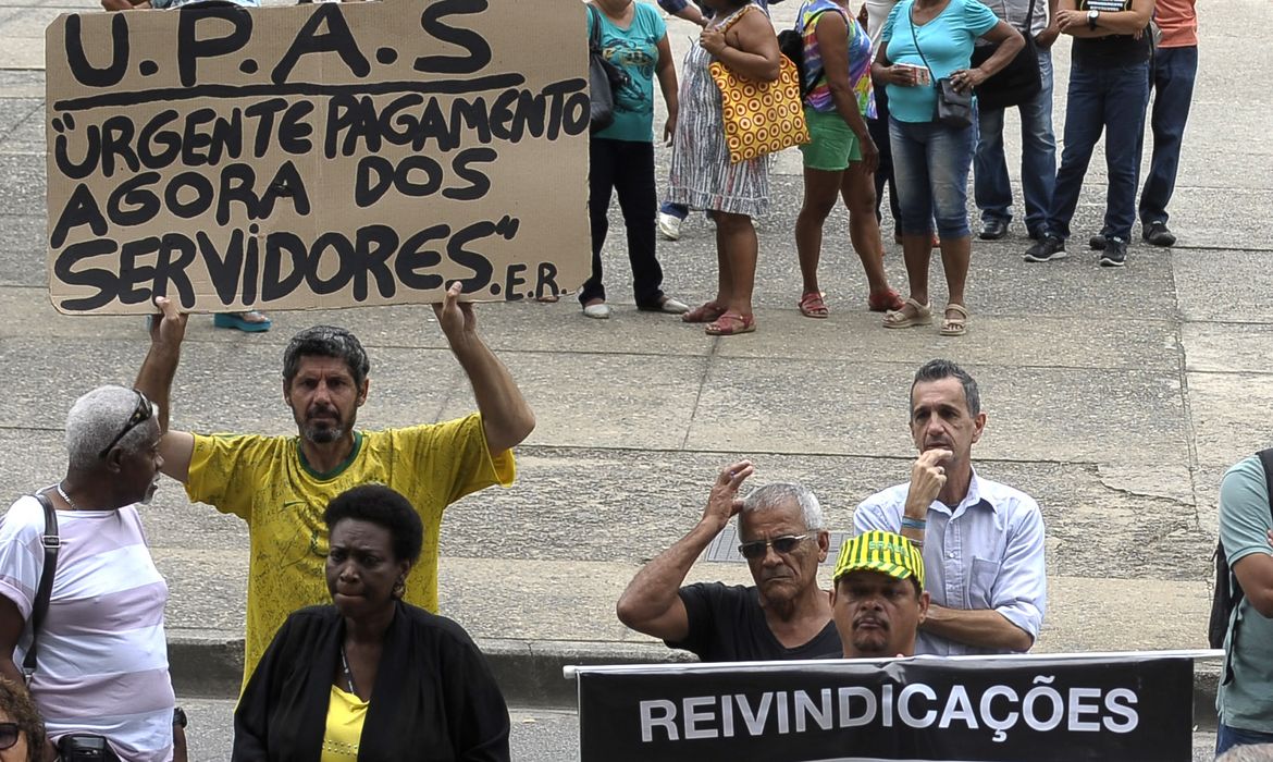 Rio de Janeiro - Servidores do município do Rio de Janeiro realizam um protesto organizado pelo Sisep-Rio, contra a retirada de recursos municipais para atender ao governo estadual (Tânia Rêgo/Agência Brasil)