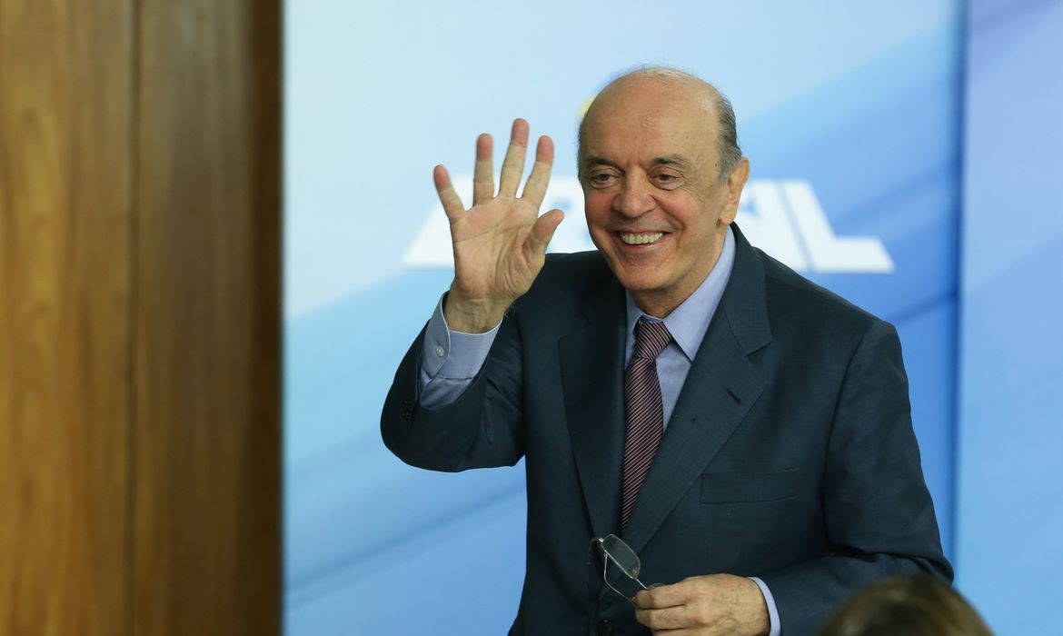 Brasília - O ministro das Relações Exteriores, José Serra, fala à imprensa, após despachar com o presidente Michel Temer  (Valter Campanato/Agência Brasil)