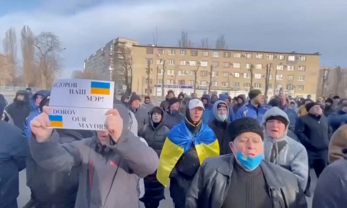 Pessoas protestam contra captura de prefeito de Melitopol