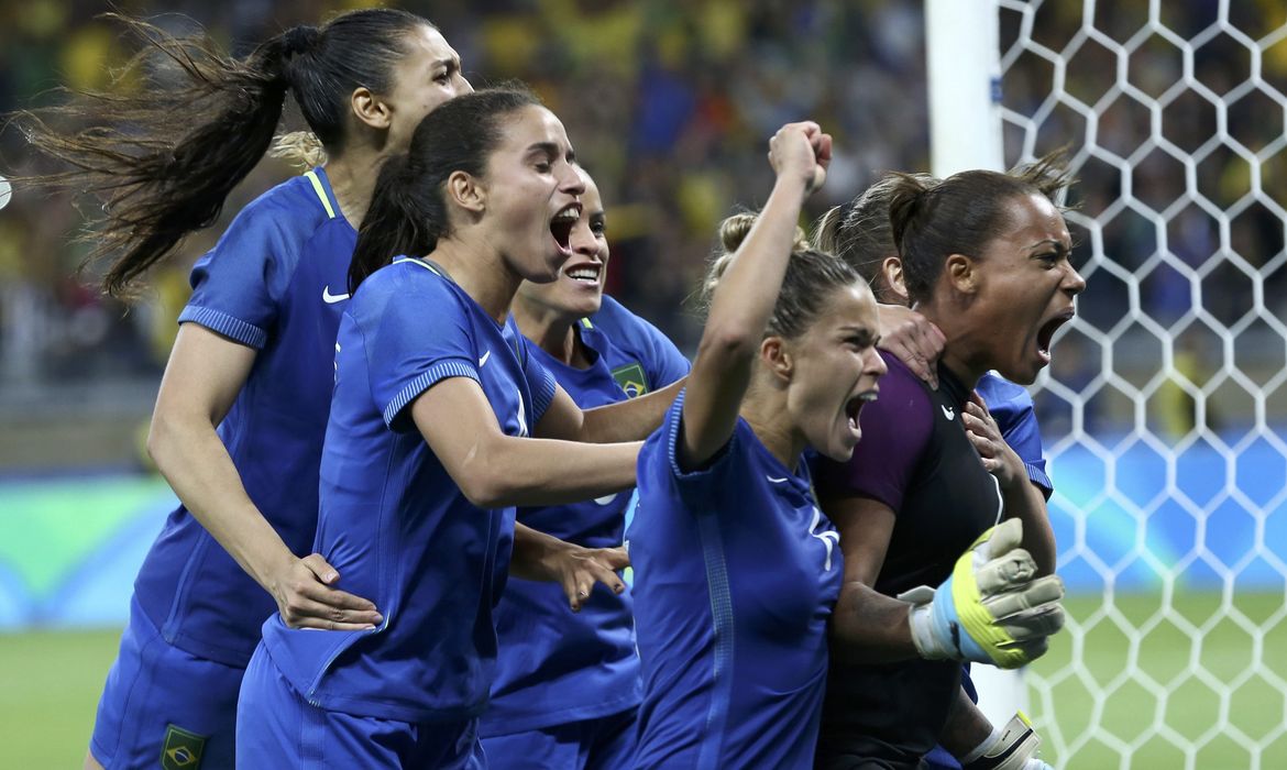 Brasil supera Austrália nos pênaltis e vai à semifinal do futebol feminino