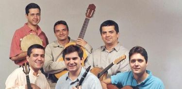 Água de Moringa: da esquerda para a direita, de cima para baixo: André Boxexa (percussão/bateria), Luiz Flávio Alcofra (violão), Marcílio Lopes (bandolim/violão tenor), Jayme Vignoli (cavaquinho), Rui Alvim (clarinete/clarone) e Josimar Carneiro (violão)