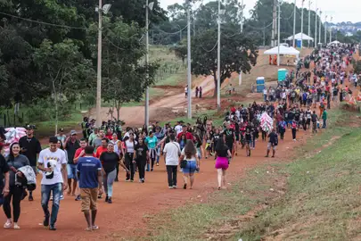 Brasília (DF),  18/04/2025.- Movimentação de fieis antes da cerimonia da Via sacra do Morro da Capelinha.
Foto: Antonio Cruz/Agência Brasil