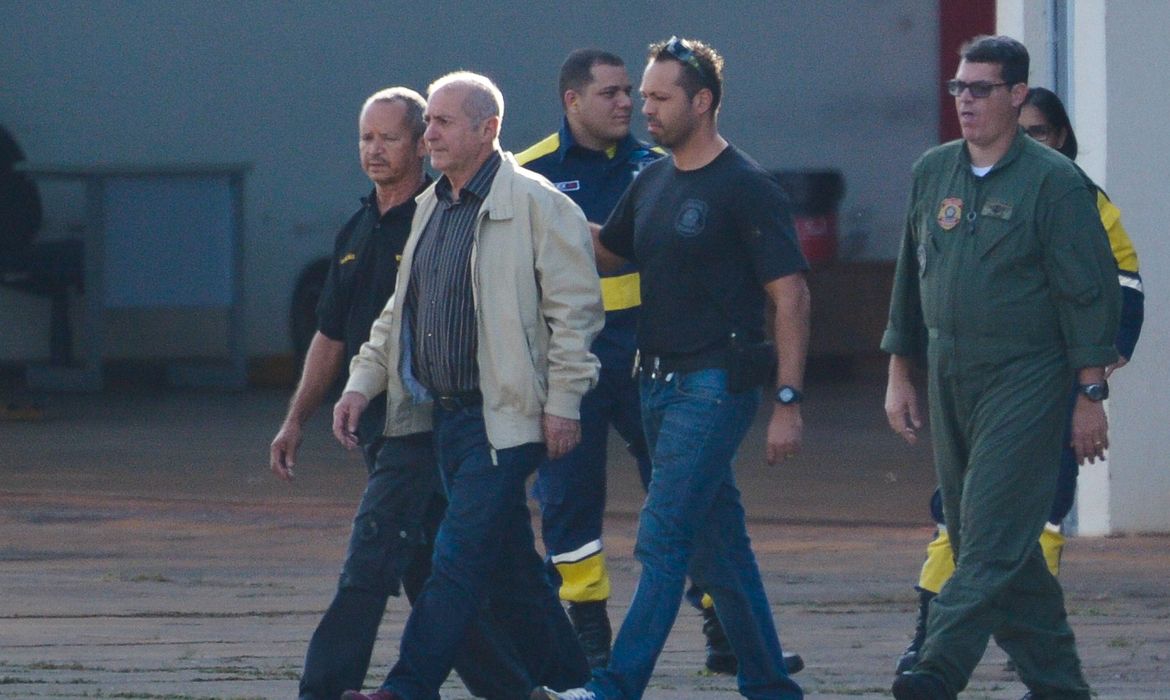 Brasília - O ex-ministro do Planejamento Paulo Bernardo, preso preventivamente durante a Operação Custo Brasil, é transferido pela Polícia Federal para São Paulo (José Cruz/Agência Brasil)