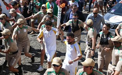 Pirenópolis(GO) - Conduzida por atletas e personagens marcantes da localidade, a Tocha Olímpica percorre pontos turísticos da cidade goiana  (Marcello Casal Jr/Agência Brasil)