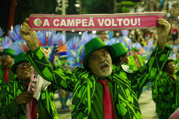  Desfile da estação primeira de Mangueira,  campeã do carnaval do Rio de Janeiro. 