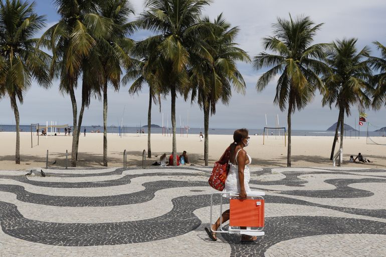 Praticantes de atividades esportivas coletivas e individuais aproveitam retirada de restrições contra a pandemia da covid-19 na praia de Copacabana