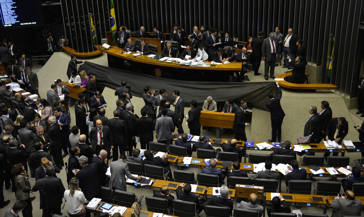 Plenário aprova por 277 votos a 178 o texto-base do relatório do deputado Carlos Zarattini da MP que altera regras da pensão por morte. Na foto, tumulto causado por protesto contra a MP (Wilson Dias/Agência Brasil)