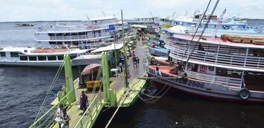 Barcos em porto de Manaus