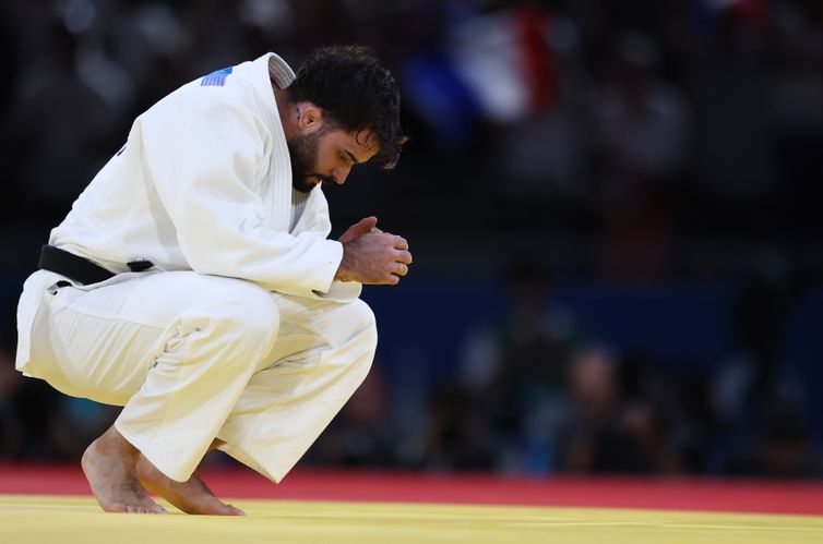 2024.07.31 - Jogos Olímpicos Paris 2024 - Judô masculino. O atleta brasileiro Rafael Macedo (de branco) em duelo contra o francês Maxime-Gaël Ngayap Hambou na disputa da medalha de bronze pela categoria até 90kg. Foto: Luiza Moraes/COB