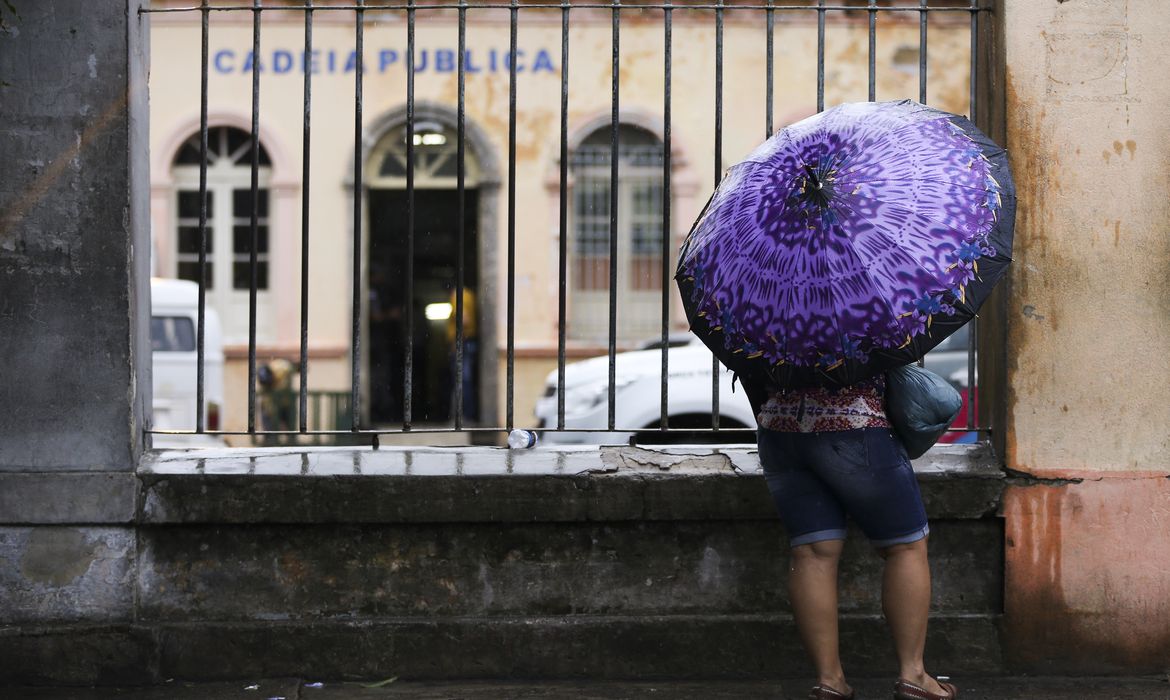 Manaus - Grupo religioso e familiares de presos fazem oração em frente à Cadeia Pública Raimundo Vidal Pessoa (Marcelo Camargo/Agência Brasil)