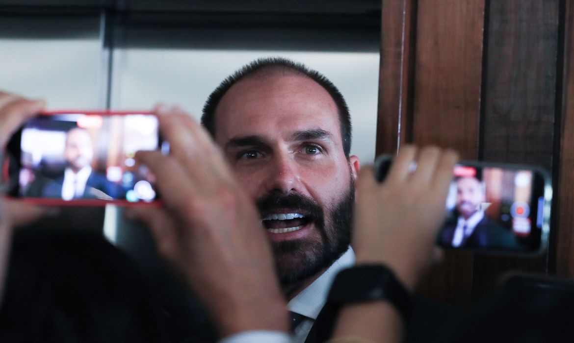 Brasília (DF) 19/11/2024 Deputado Eduardo Bolsonaro durante entrevista a imprensa.  Foto Lula Marques/ Agência Brasil