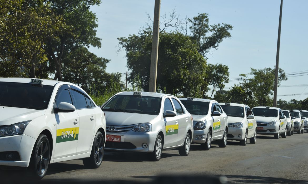 Brasília - Taxistas concentram-se no aeroporto de Brasília para saírem em manifestação contra o aplicativo Uber, até a Esplanada dos Ministérios (Elza Fiuza/Agência Brasil)