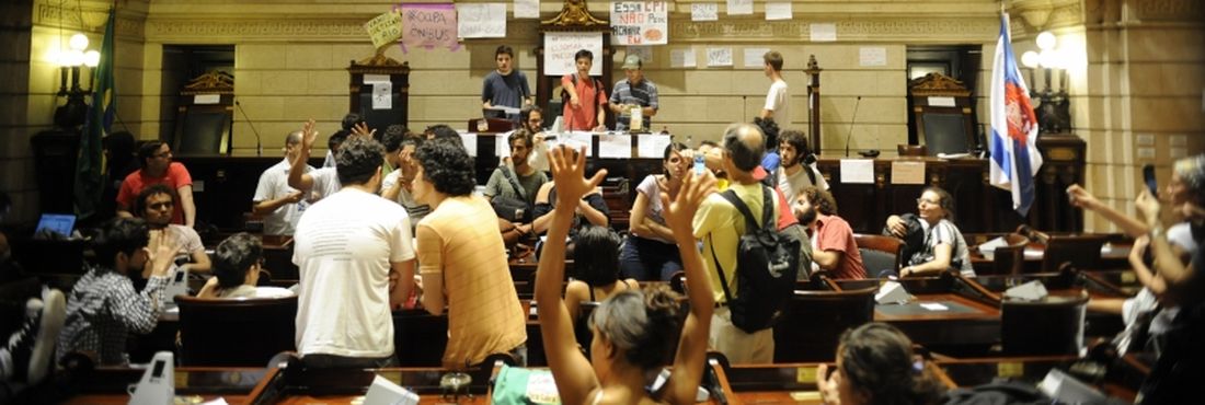 Rio de Janeiro – Manifestantes ocuparam o plenário da Câmara de Vereadores do Rio na manhã de hoje (9). A CPI dos Ônibus da Câmara de Vereadores do Rio teve sua primeira reunião