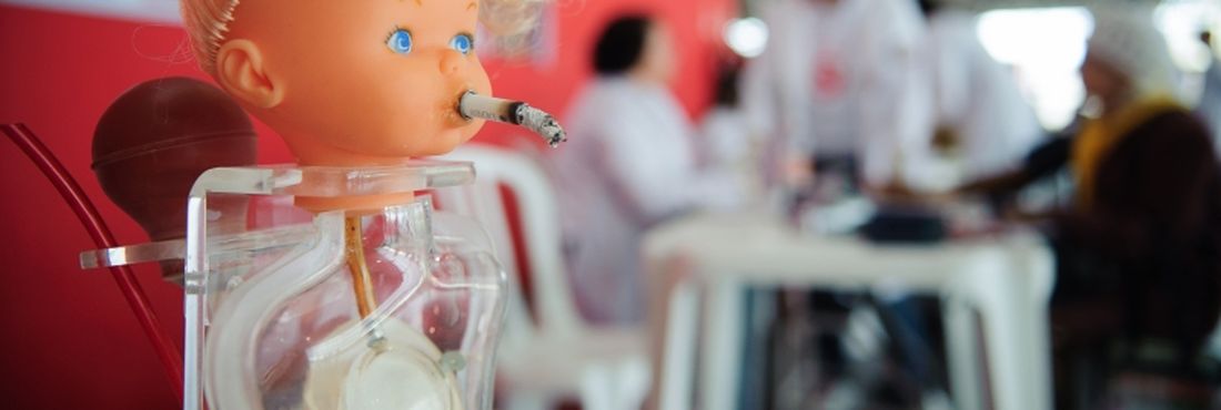 São Paulo - A Sociedade Brasileira de Cardiologia realiza campanha contra o tabagismo na estação Brás. Entre as ações da campanha estão a medição de monóxido de carbono, demonstrações da boneca Altina (filha do alcatrão com a nicotina)