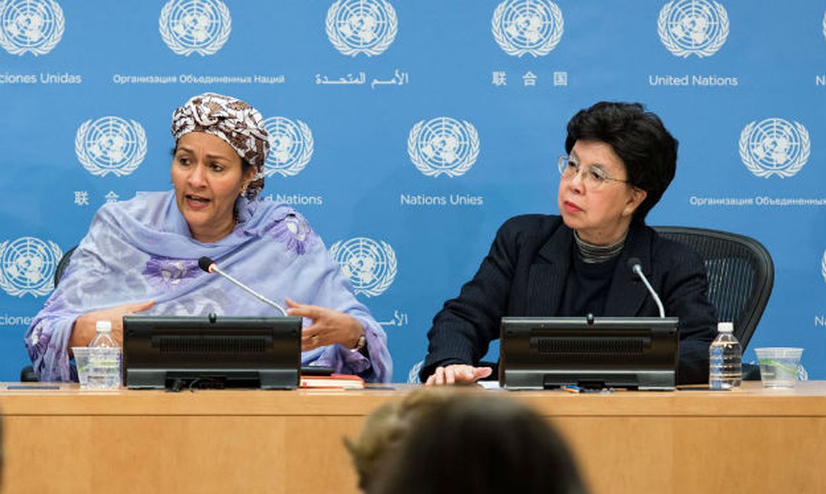 A diretora-geral da OMS, Margaret Chan (esq), e a vice-secretária-geral da ONU, Amina Mohammed (dir), afirmaram que a resistência antimicrobiana já está prolongando doenças em todo o mundo