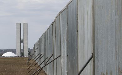 Brasília - Muro do impeachment é reerguido na Esplanada dos Ministérios. A estrutura de metal tem um quilômetro de extensão, e colocará de lados opostos manifestantes favoráveis e contrários ao afastamento de Dilma Rousseff (Elza Fiuza