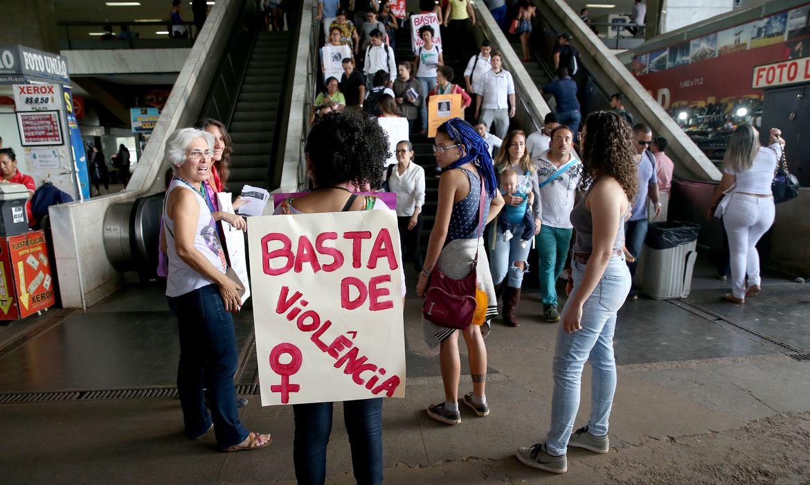 Brasília - Mulheres fazem ato na rodoviária do Plano Piloto para denunciar o feminicídio no Distrito Federal  (Wilson Dias/Agência Brasil)