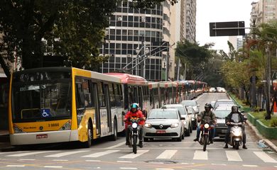  Ônibus estacionados no viaduto Nove de Julho, durante a paralisação dos motoristas e cobradores de ônibus na capital paulista