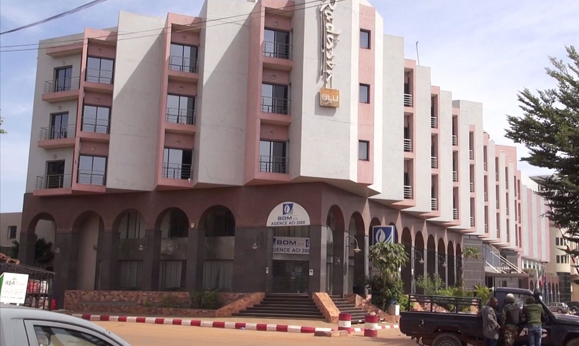 Fachada do Hotel Radisson, em Bamako, capital do Mali, invadido por homens armados que fizeram reféns (Agência Lusa/Direitos Reservados)