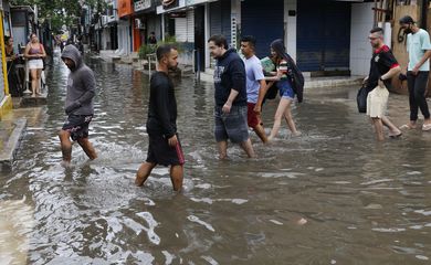Moradores e comerciantes da comunidade de Rio das Pedras, zona oeste da cidade, sofrem com alagamentos devido às chuvas intensas que causaram estragos em vários pontos do Estado do Rio de Janeiro.