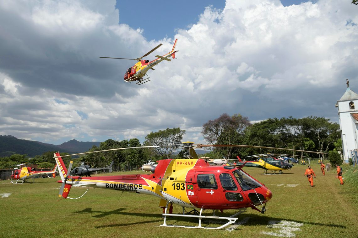 HelicÃ³pteros de resgate durante buscas por vÃ­timas em Brumadinho, onde uma barragem da mineradora Vale se rompeu.