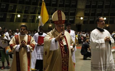 O Arcebispo do Rio, Dom Orani João, Cardeal Tempesta, celebra a missa da Ressurreição de Jesus, no domingo de Páscoa na Catedral Metropolitana.