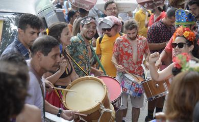  Blocos fazem a abertura não oficial do carnaval de rua no centro do Rio de Janeiro