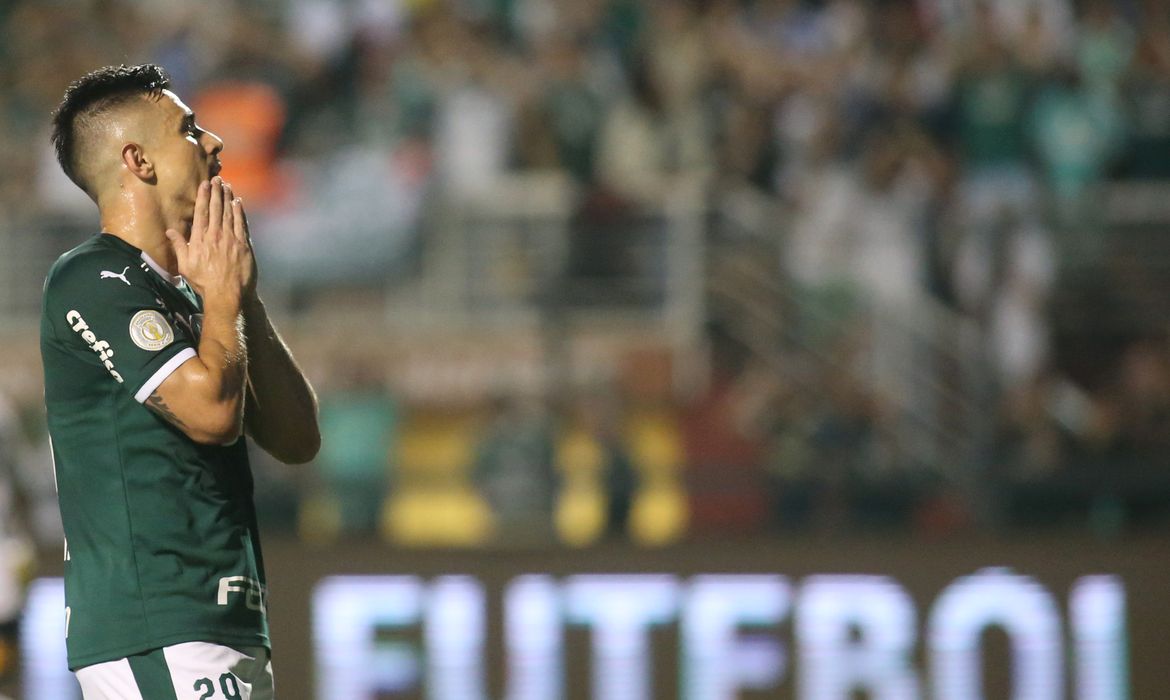 Soccer Football - Brasileiro Championship - Palmeiras v Corinthians - Pacaembu Stadium, Sao Paulo, Brazil - November 9, 2019   Palmeiras' Willian reacts   REUTERS/Rahel Patrasso