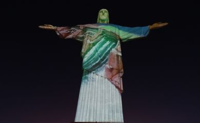 A estátua do Cristo Redentor, no Corcovado, ganha nova iluminação com tecnologia LED e controle informatizado.