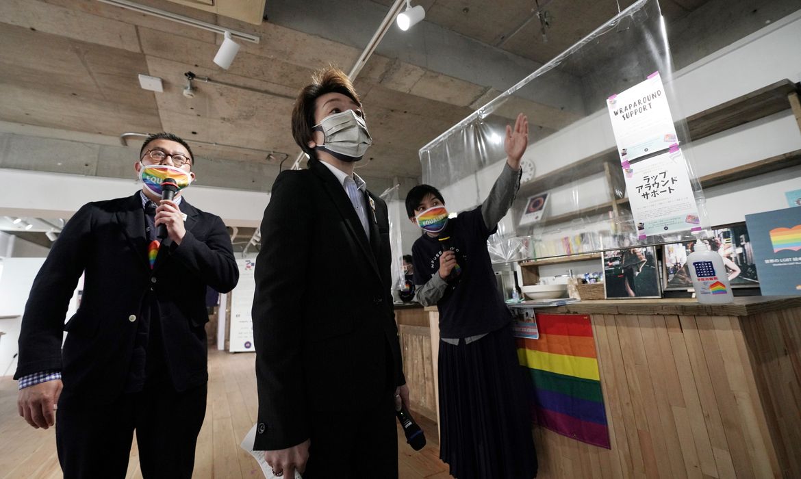 Olimpíada - Presidente da Tóquio 2020, Seiko Hashimoto, acompanha fundador da Pride House, Gon Matsunaka, e outro integrante em visita ao local, em Tóquio 27/04/2021