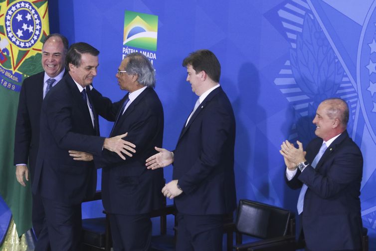 O presidente Jair Bolsonaro participa de cerimônia da assinatura do decreto da Política Nacional de Desenvolvimento Regional e da entrega Oficial dos Planos Regionais da Amazônia, do Nordeste e do Centro-Oeste, no Palácio do Planalto.