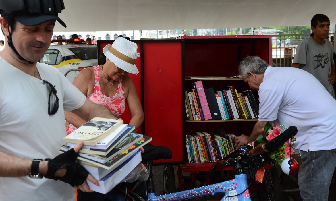 São Paulo - Robson Mendonça, do Movimento Estadual de População em Situação de Rua, recebe doações de livros para a Bicicloteca (Rovena Rosa/Agência Brasil)