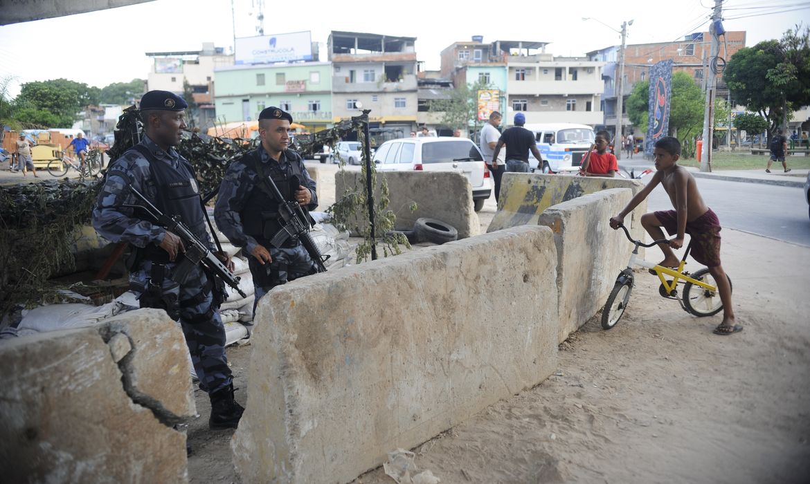 Rio de Janeiro - Tropas da Polícia Militar patrulham vias do complexo de favelas da Maré, que será ocupada pelo Exército no processo de implantação de uma Unidade de Polícia Pacificadora (Fernando Frazão/Agência Brasil)