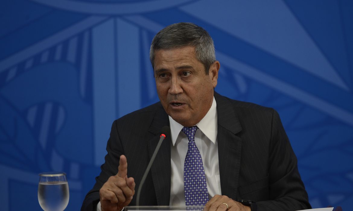 O ministro da Casa Civil, Braga Neto, participa da coletiva de imprensa no Palácio do Planalto, sobre as ações de enfrentamento no combate ao coronavírus