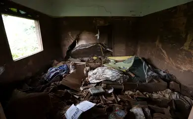 Distrito de Barra Longa. A comunidade foi parcialmente encoberta pela lama que chegou pelo rio Gualaxo do Norte.Na foto, casas atingidas pela lama. 