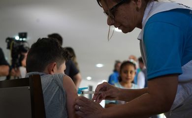 Vacinação - Primeiros repatriados sendo vacinados após chegarem ao Brasil. Foram oferecidas vacinas do calendário padrão do MS. Foto: Jerônimo Gonzalez/MS