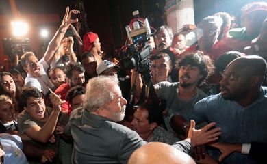 Apoiadores tentam impedir saída do ex-presidente Lula do Sindicato dos Metalúrgicos do ABC, em São Bernardo do Campo. Lula deixou o local para cumprir a ordem de prisão determinada pelo juiz Sérgio Moro (Reuters/Direitos Reservados)