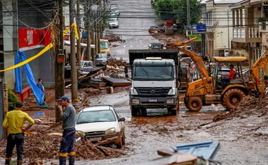 People help to clean houses partially destroyed after floods in Mucum, Rio Grande do Sul state, Brazil May 11, 2024. Reuters/Adriano Machado/Proibida reprodução