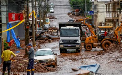 People help to clean houses partially destroyed after floods in Mucum, Rio Grande do Sul state, Brazil May 11, 2024. REUTERS/Adriano Machado