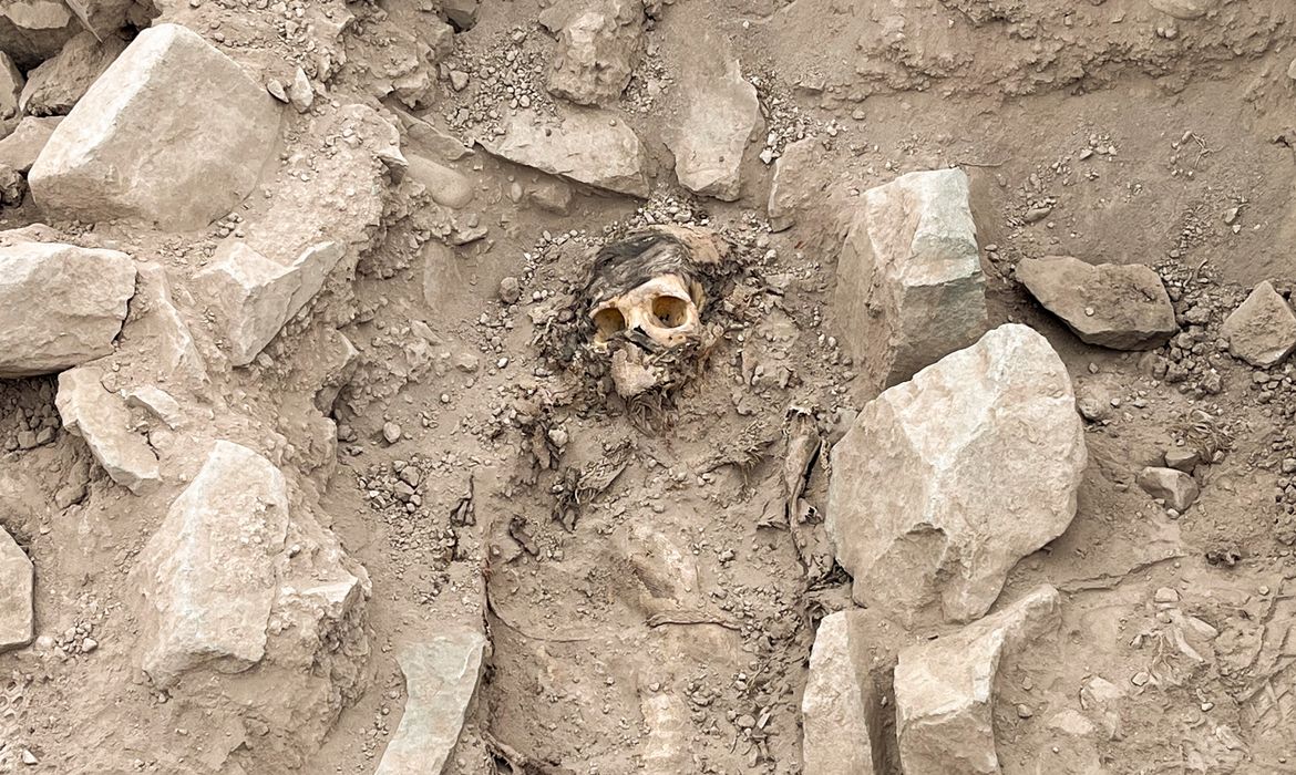 The remains of a mummy, believed to be from the Manchay culture which developed in the valleys of Lima between 1,500 and 1,000 BCE, are pictured at the excavation site of a pre-Hispanic burial, in Lima, Peru June 14, 2023. REUTERS/Anthony Marina NO RESALES. NO ARCHIVES