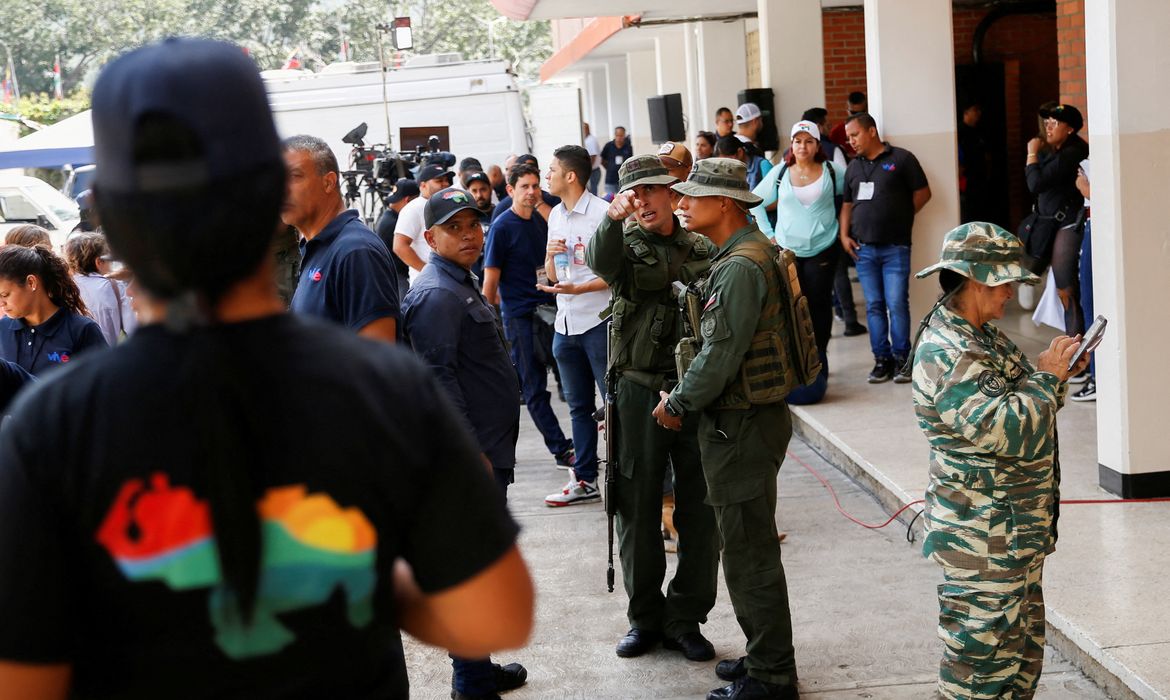 Militares venezuelanos organizam as pessoas que participam de uma simulação eleitoral, em Caracas, antes do referendo de 3 de dezembro sobre os direitos da Venezuela à região de Esequiba, na Guiana. 19/11/2023.  REUTERS/Leonardo Fernandez Viloria