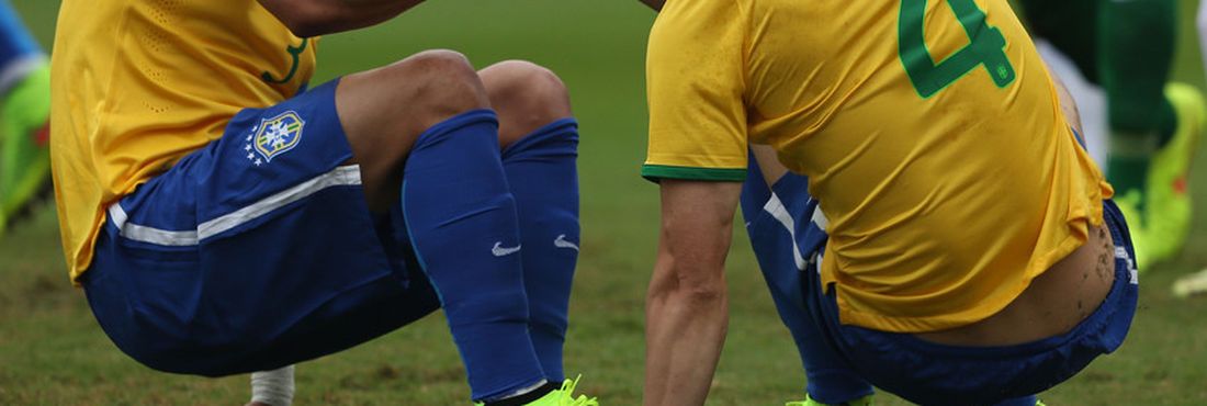 Titulares da Seleção na Copa do Mundo, os zagueiros David Luiz e Thiago Silva, do Paris Saint-Germain, foram os únicos brasileiros que entraram na seleção ideal escolhida por cerca de 20 mil jogadores profissionais