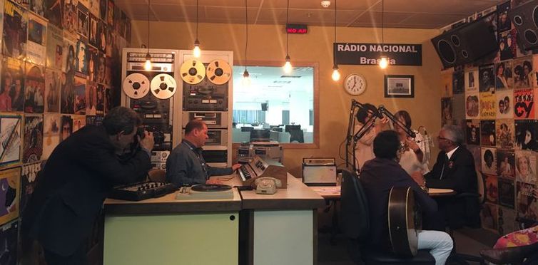 Sob o comando do apresentador Valter Lima, o novo programa da Rádio Nacional AM de Brasília foi concebido para mudar a forma de fazer rádio no Brasil