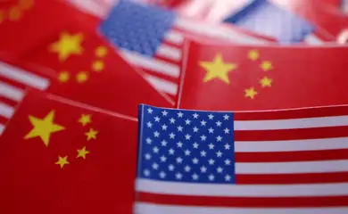 Ilustração com bandeiras dos Estados Unidos e da China
20 de março de 2025
REUTERS/Dado Ruvic